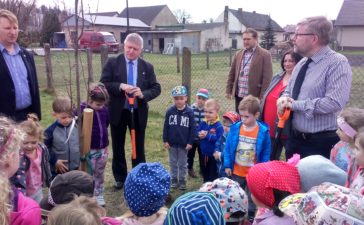 Sto drzew na stulecie niepodległości w łubniańskim przedszkolu 5