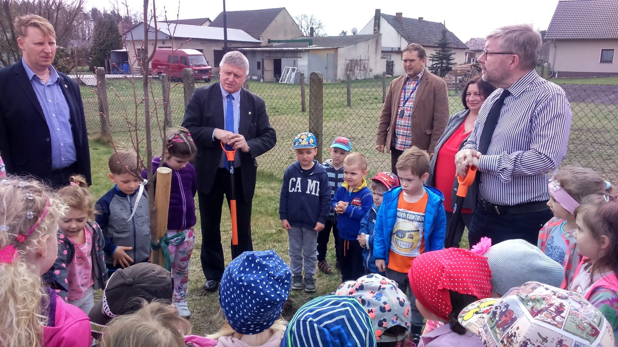 Sto drzew na stulecie niepodległości w łubniańskim przedszkolu 2