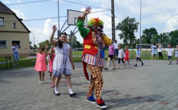 Klaun porwał dzieci do wspólnej zabawy 8