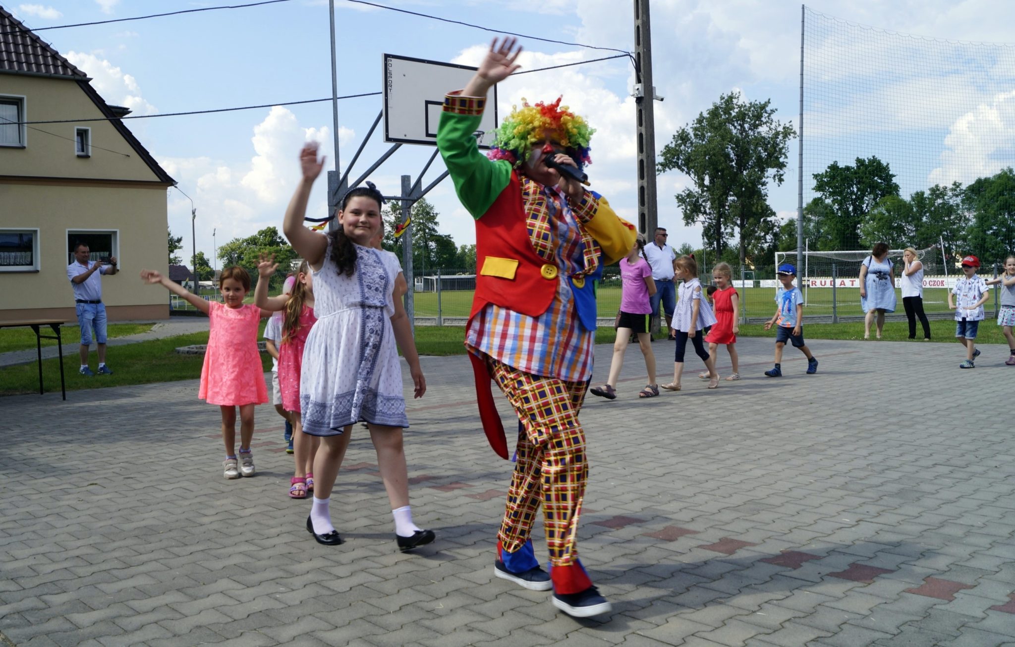 Klaun porwał dzieci do wspólnej zabawy 10
