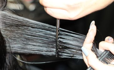Od poniedziałku ponownie otwarte mogą być salony fryzjerskie, restauracje, a także „wyspy” w galeriach handlowych. Sporo ograniczeń w związku z epidemią 4