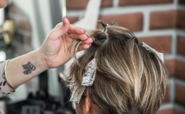 Do fryzjera i kosmetyczki w połowie maja? Rzecznik rządu stwierdził, że będzie zielone światło dla tej branży 6