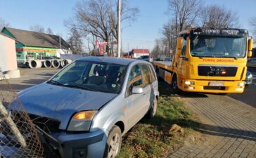 Samochód wypadł z jezdni wprost w materiały budowlane 8