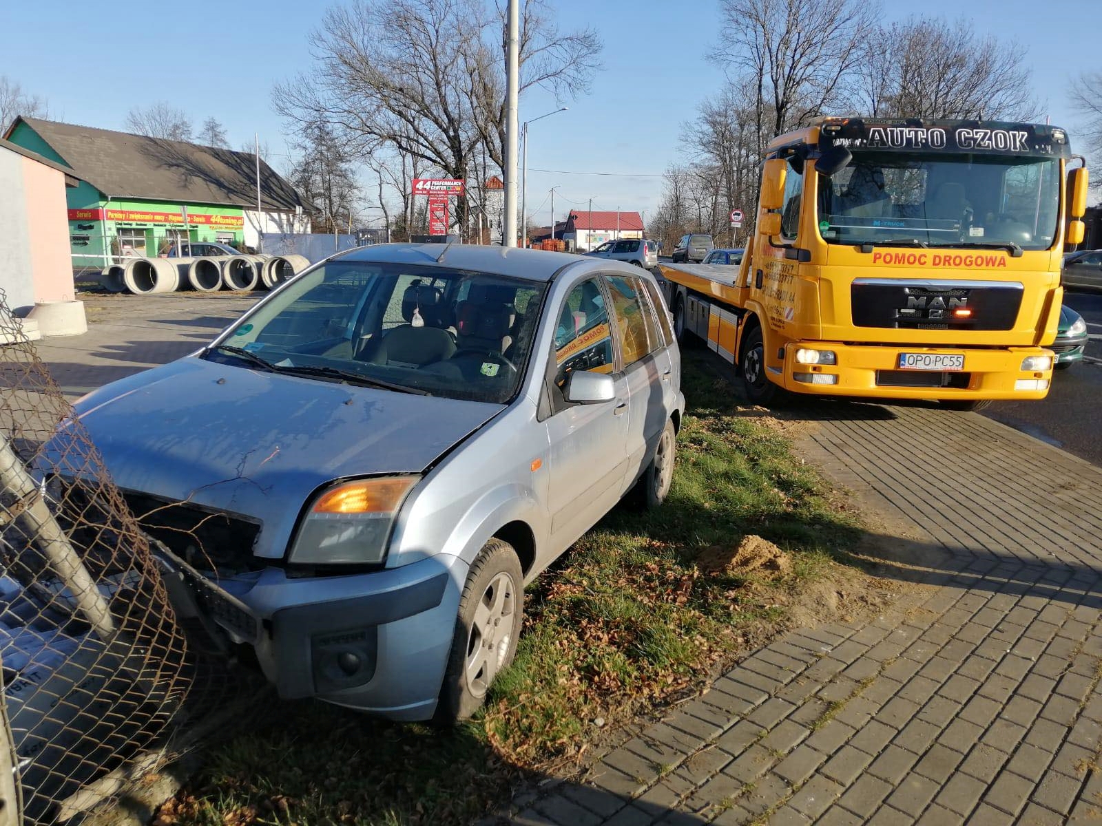 Samochód wypadł z jezdni wprost w materiały budowlane 4