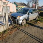 Samochód wypadł z jezdni wprost w materiały budowlane 8