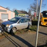 Samochód wypadł z jezdni wprost w materiały budowlane 5