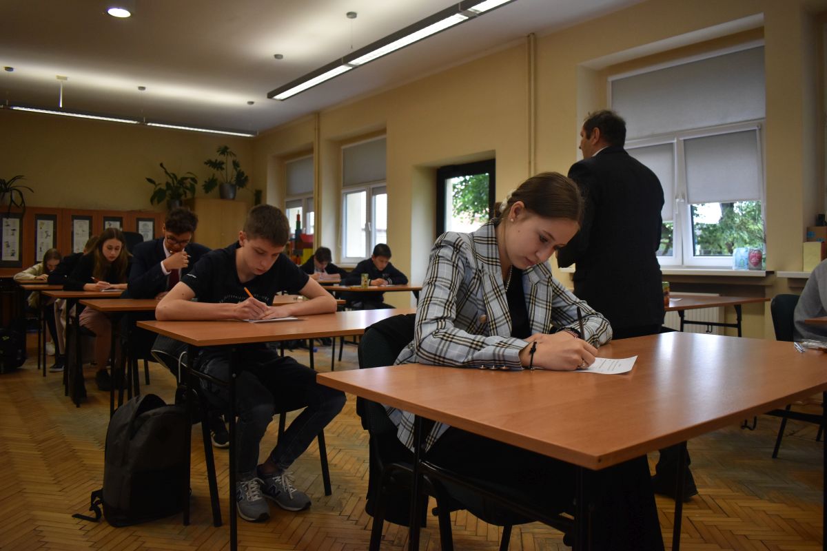 Matematyczne potyczki uczniów klas ósmych na Międzygminnym Konkursie Matematycznym „Z Bankiem na Ty” [GALERIA] 1