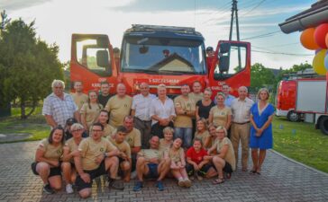 Ochotnicza Straż Pożarna w Karłowicach przywitała swój nowy wóz strażacki [GALERIA] 4