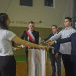 Pasowanie na uczniów klas pierwszych. Zespół Szkół w Dobrzeniu Wielkim przyjął do społeczności szkolnej kolejne osoby 10