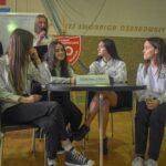Pasowanie na uczniów klas pierwszych. Zespół Szkół w Dobrzeniu Wielkim przyjął do społeczności szkolnej kolejne osoby 13