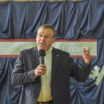 Pasowanie na uczniów klas pierwszych. Zespół Szkół w Dobrzeniu Wielkim przyjął do społeczności szkolnej kolejne osoby 16