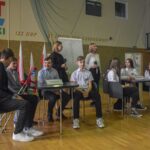 Pasowanie na uczniów klas pierwszych. Zespół Szkół w Dobrzeniu Wielkim przyjął do społeczności szkolnej kolejne osoby 17