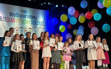 Wokalistka Studia Piosenki z drugą nagrodą IV Międzynarodowego Festiwalu Piosenki Dziecięcej w Walcach 3