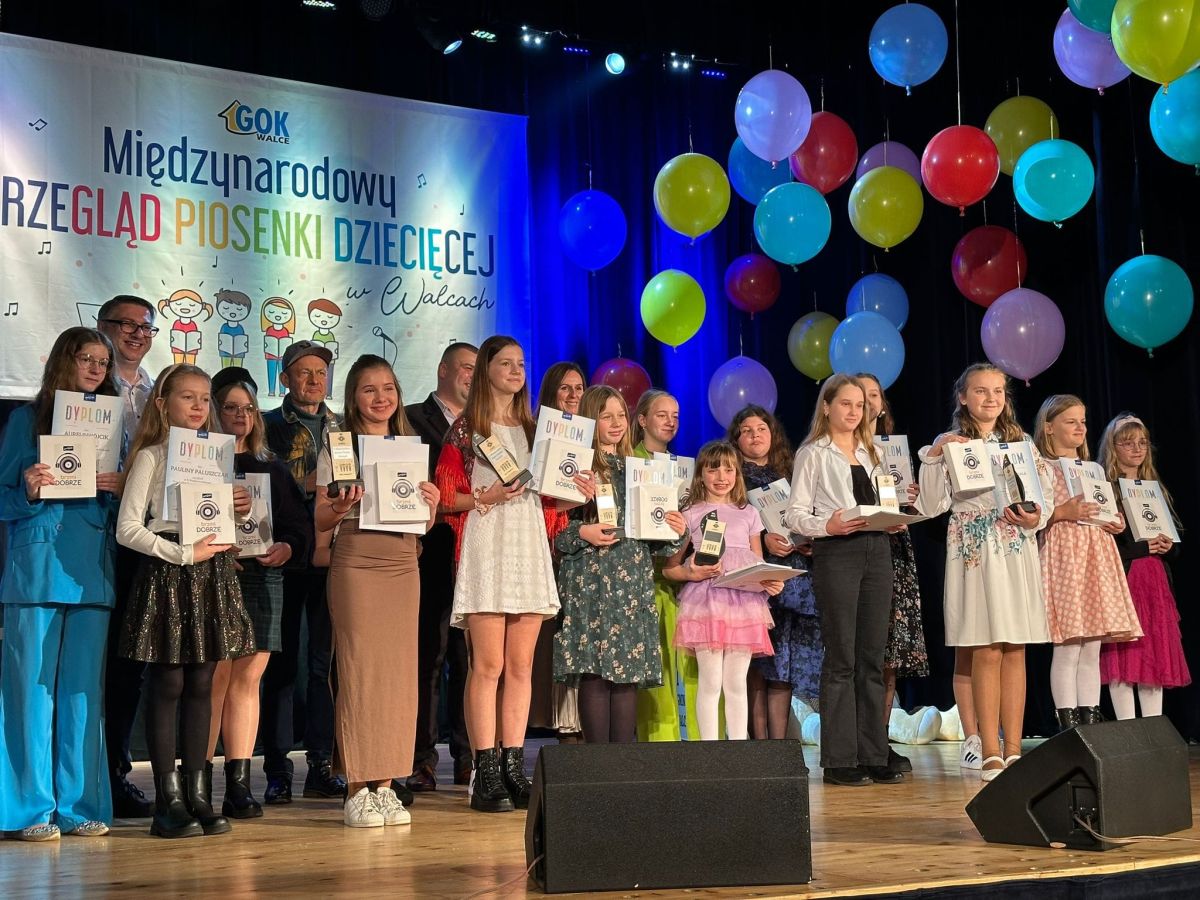 Wokalistka Studia Piosenki z drugą nagrodą IV Międzynarodowego Festiwalu Piosenki Dziecięcej w Walcach 1