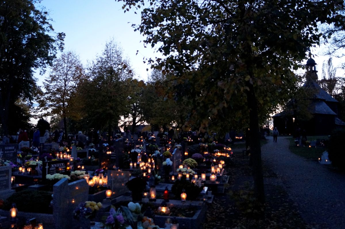 Wszystkich Świętych 2023. W obiektywie cmentarze w Brynicy, Dobrzeniu Wielkim i Starych Siołkowicach [GALERIA] 10