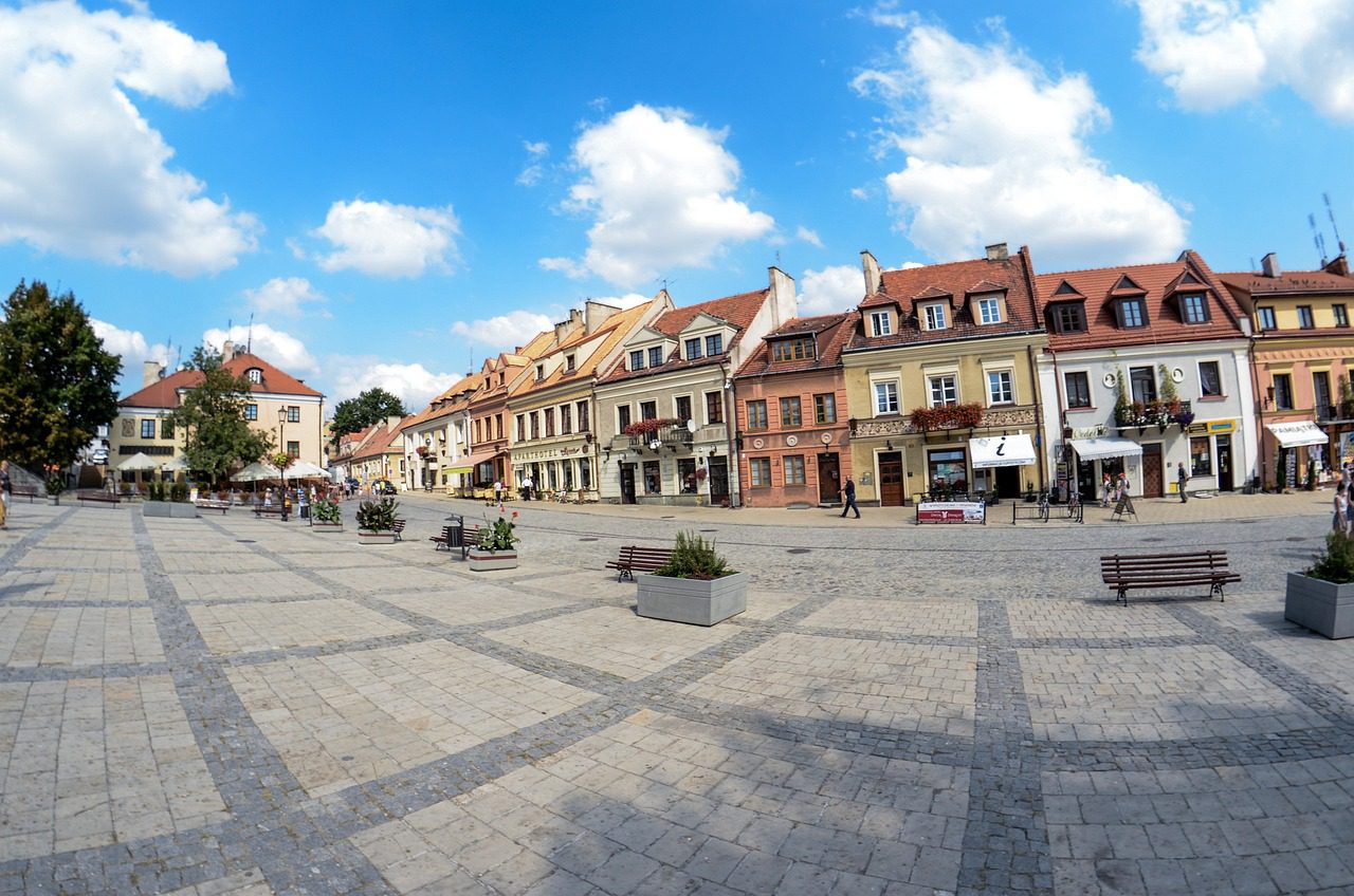 W dzisiejszych czasach wybór odpowiednich materiałów budowlanych ma kluczowe znaczenie dla trwałości, estetyki i funkcjonalności budynków. Jednym z liderów w tej dziedzinie jest marka Swisspearl, oferująca innowacyjne produkty, które cieszą się uznaniem na rynku międzynarodowym. Jednym z flagowych rozwiązań firmy jest EuroFala Swisspearl, znana z najwyższej jakości oraz świetnych parametrow technicznych. Czym jest EuroFala Swisspearl? EuroFala Swisspearl to nowoczesny system pokryć dachowych i elewacyjnych, który doskonale sprawdza się w różnych typach budownictwa – od domów jednorodzinnych, przez obiekty użyteczności publicznej, po hale przemysłowe. Produkty z tej serii charakteryzują się wyjątkową trwałością, odpornością na warunki atmosferyczne oraz minimalistycznym designem, który wpisuje się w nowoczesne trendy architektoniczne. Zalety pokryć EuroFala Swisspearl Wytrzymałość i odporność na warunki atmosferyczne Produkty Swisspearl są zaprojektowane z myślą o trudnych warunkach klimatycznych. EuroFala jest odporna na deszcz, śnieg, mróz i promieniowanie UV, dzięki czemu zachowuje swoje właściwości przez wiele lat. Ekologia i bezpieczeństwo Materiały wykorzystywane do produkcji EuroFala są przyjazne dla środowiska i nie zawierają szkodliwych substancji, takich jak azbest. To ważne dla inwestorów, którzy chcą budować w zgodzie z zasadami zrównoważonego rozwoju. Uniwersalność zastosowań EuroFala może być stosowana zarówno na dachach, jak i na elewacjach. Różne kolory oraz formaty płyt pozwalają na stworzenie spójnych i estetycznych rozwiązań. Łatwość montażu Produkty Swisspearl są lekkie i łatwe w montażu, co znacząco skraca czas pracy oraz obniża koszty realizacji inwestycji. Dlaczego warto wybrać EuroFala Swisspearl? Jeśli szukasz rozwiązania, które łączy nowoczesny wygląd z trwałością i ekologią, EuroFala Swisspearl będzie idealnym wyborem. Produkty te nie tylko spełniają najwyższe standardy jakości, ale także zapewniają wieloletnie zadowolenie z inwestycji. Dzięki bogatej ofercie kolorystycznej i różnorodności formatów, można je dostosować do indywidualnych potrzeb każdego projektu. Gdzie kupić produkty Swisspearl? Produkty EuroFala Swisspearl są dostępne w Polsce dzięki oficjalnemu dystrybutorowi – firmie Swisspearl Polska. Więcej informacji na temat oferty oraz szczegółowe dane kontaktowe znajdziesz na stronie internetowej: Swisspearl Polska. Podsumowanie Wybór odpowiednich materiałów budowlanych ma ogromne znaczenie dla trwałości i estetyki inwestycji. EuroFala Swisspearl to rozwiązanie, które sprosta oczekiwaniom nawet najbardziej wymagających inwestorów. Jeśli chcesz dowiedzieć się więcej na temat nowoczesnych technologii budowlanych, odwiedź stronę lokalnego portalu informacyjnego Echo Gmin 24, gdzie znajdziesz aktualne informacje na temat nowości w branży. Wybierz jakość, która trwa przez lata – wybierz EuroFala Swisspearl!