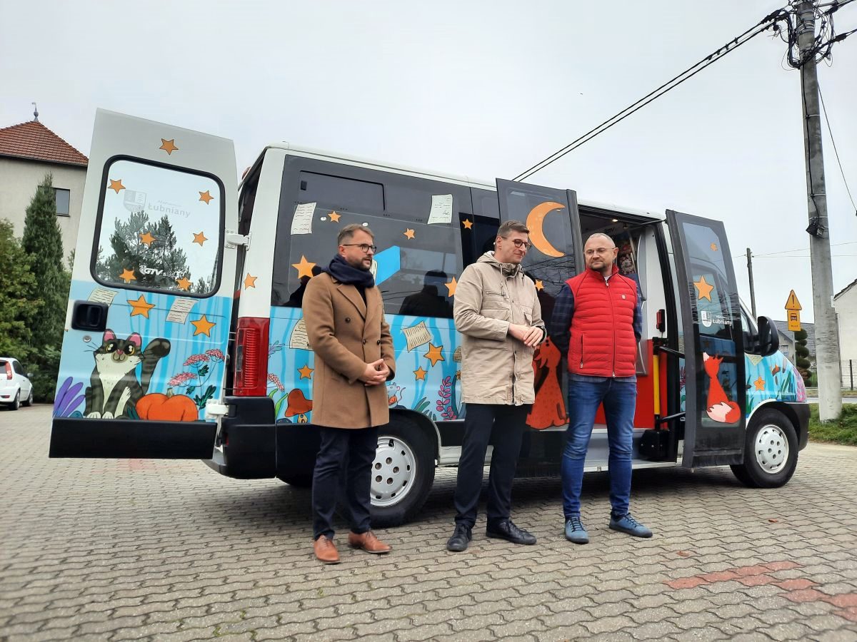 Bibliobus wyrusza w drogę po gminie Łubniany 1