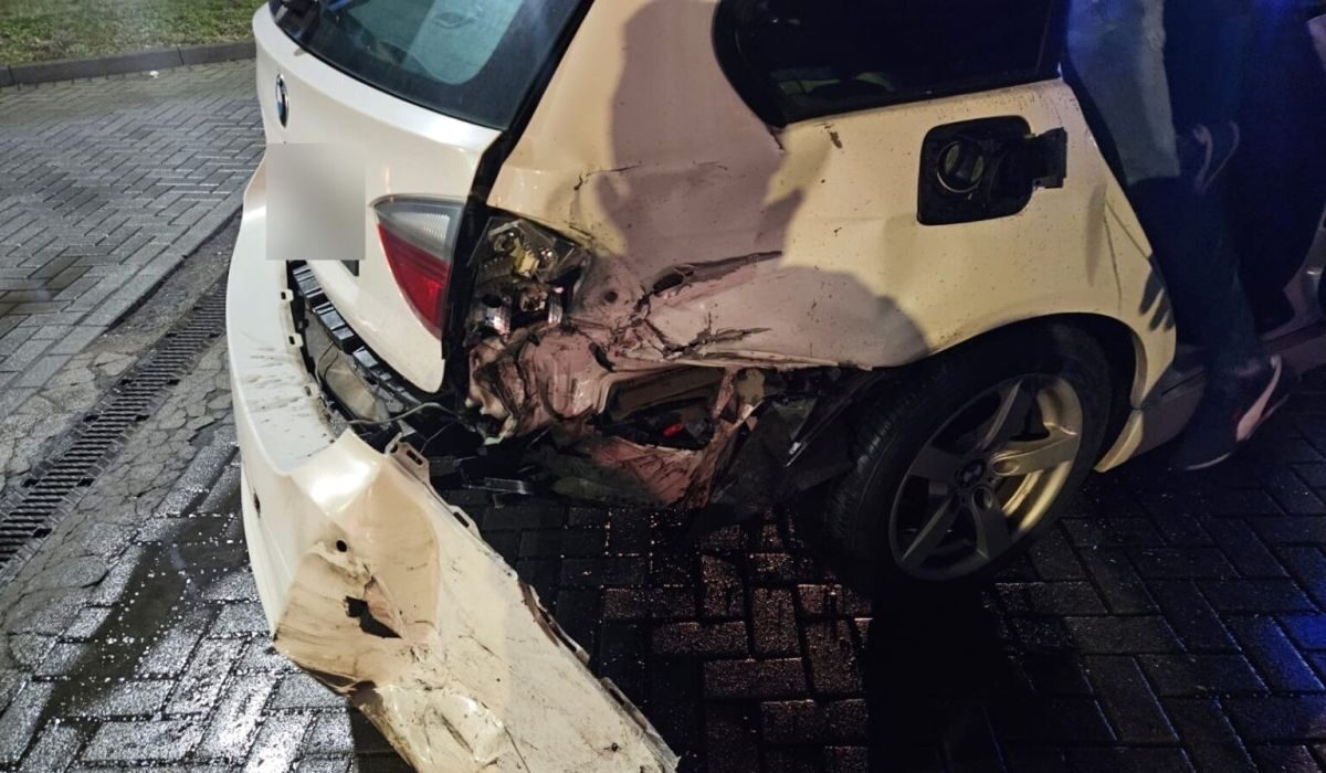 Dwie osobówki zderzyły się przy stacji paliw w Jełowej 1