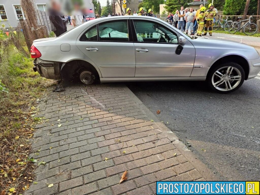 Dwa mercedesy zderzyły się w Dobrzeniu Wielkim 5