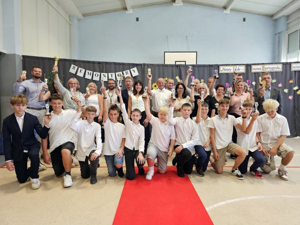 Uroczyste rozpoczęcie roku szkolnego w Luboszycach i odnowionym budynku w Biadaczu 4