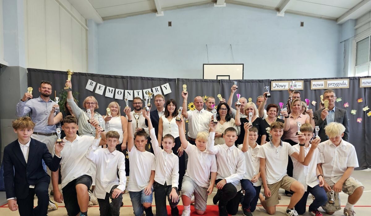 Uroczyste rozpoczęcie roku szkolnego w Luboszycach i odnowionym budynku w Biadaczu 3