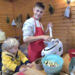 Naturalne smaki i kosmetyki – trwają warsztaty „Ziołowych Babek” z Popielowskiej Kolonii 7