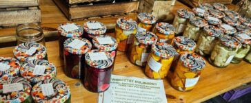 Naturalne smaki i kosmetyki – trwają warsztaty „Ziołowych Babek” z Popielowskiej Kolonii 8