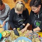 Naturalne smaki i kosmetyki – trwają warsztaty „Ziołowych Babek” z Popielowskiej Kolonii 6