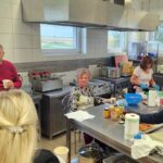 Naturalne smaki i kosmetyki – trwają warsztaty „Ziołowych Babek” z Popielowskiej Kolonii 11