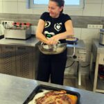 Naturalne smaki i kosmetyki – trwają warsztaty „Ziołowych Babek” z Popielowskiej Kolonii 12