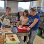 Naturalne smaki i kosmetyki – trwają warsztaty „Ziołowych Babek” z Popielowskiej Kolonii 10